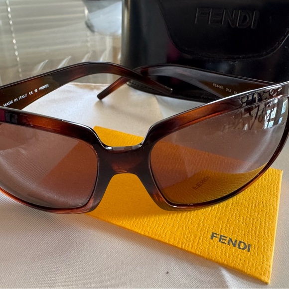 Fendi sunglasses - Picture 3 of 16